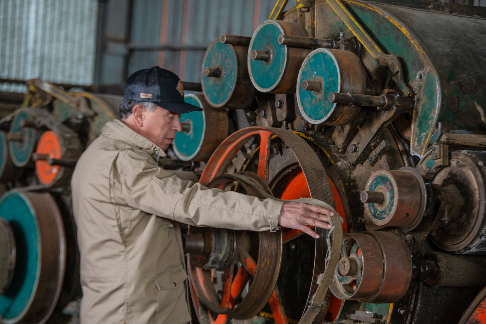 Operario trabajando en carda de lana.